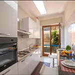 דירה Lily House